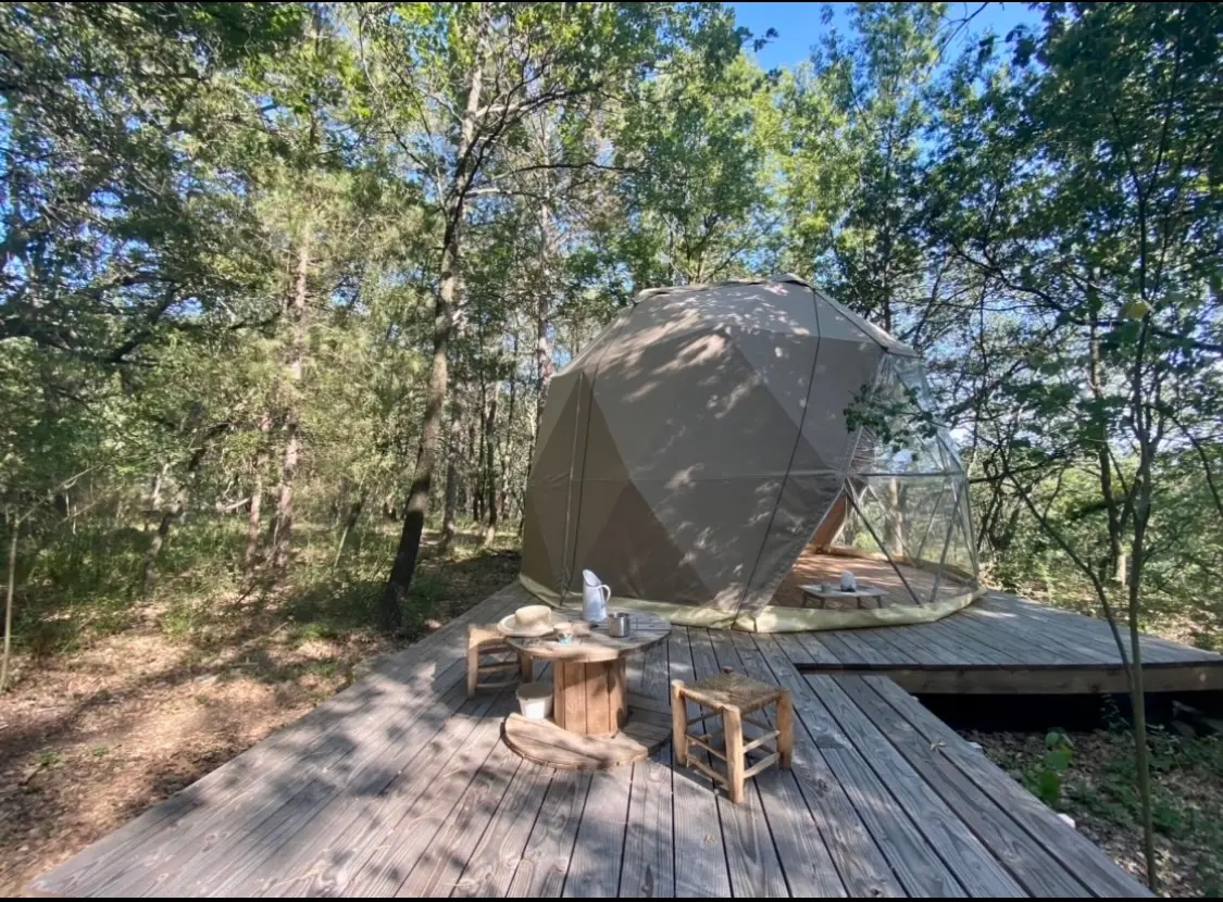Au bord du monde - Éco-dômes dans un bois de chênes (Saint-Privat, Hérault) - vue extérieure