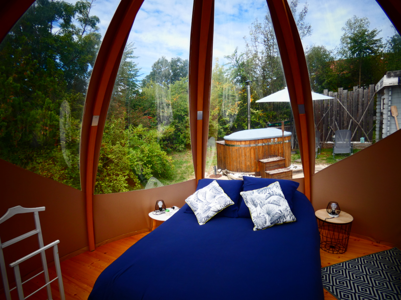 Au Millepertuis Wigwam avec bain nordique et sauna privés – vue extérieure