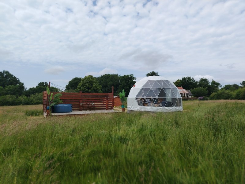 Croix du Sud & Spa privatif : Dôme en Centre (Centre-Val de Loire) – vue extérieure