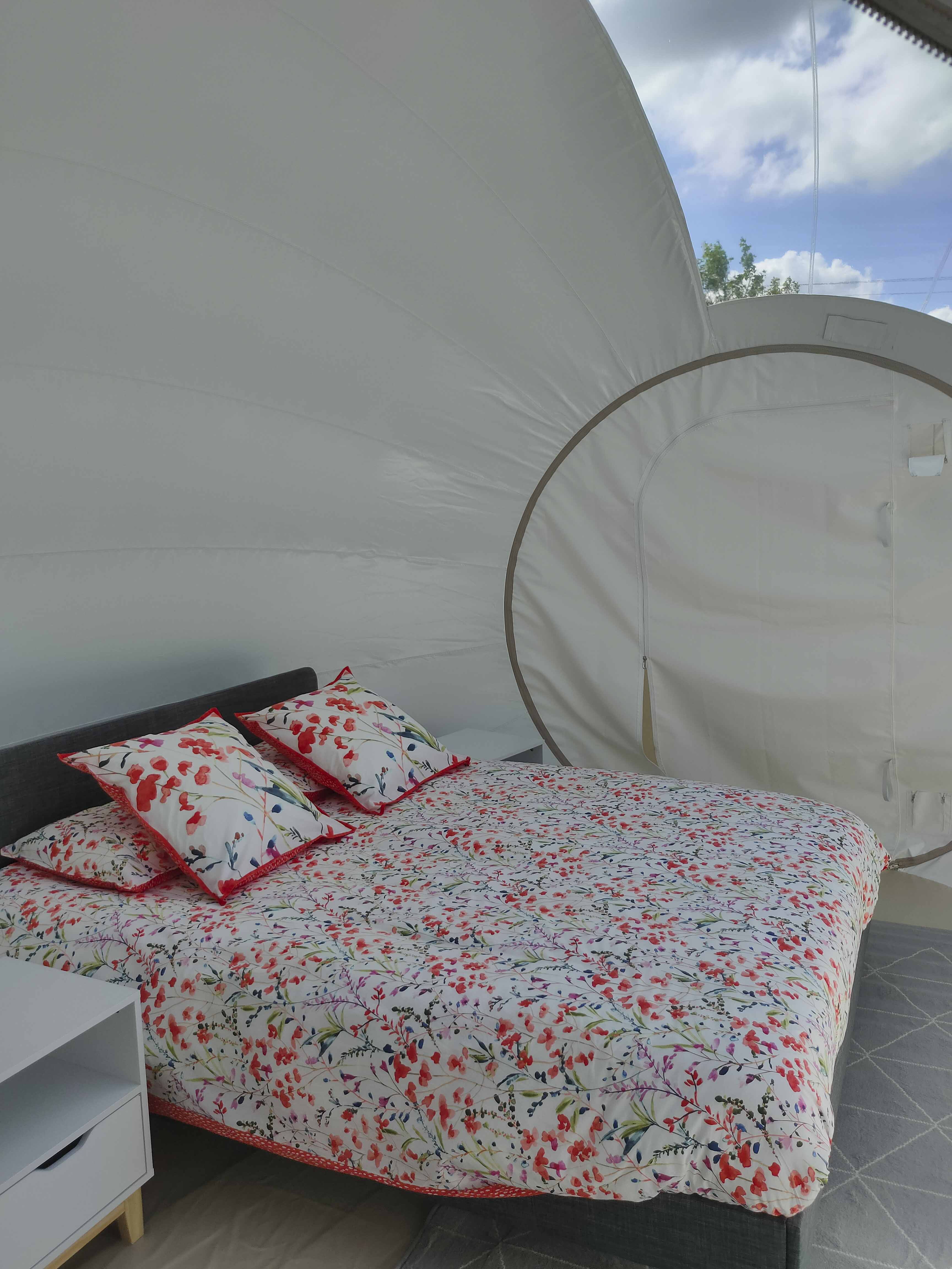 Chambre bulle sous les étoiles à Brengues