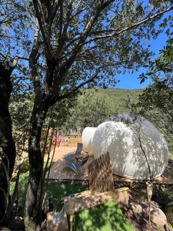 Bulle du Fangu - bulle transparente face aux montagnes corses (Galéria, Haute-Corse) - vue extérieure