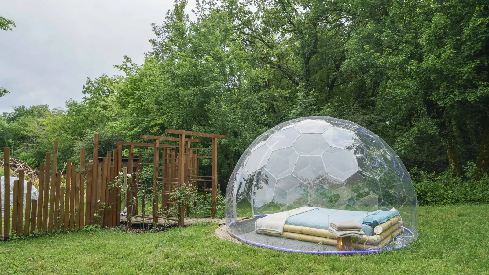 Bulle Transparente Royaume des Arômes - cadre naturel Isère