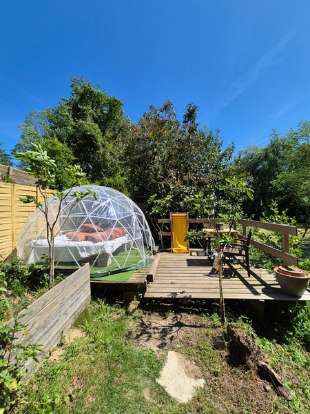 Entre ciel et terre : Dôme en Picardie (Hauts-de-France) – vue extérieure