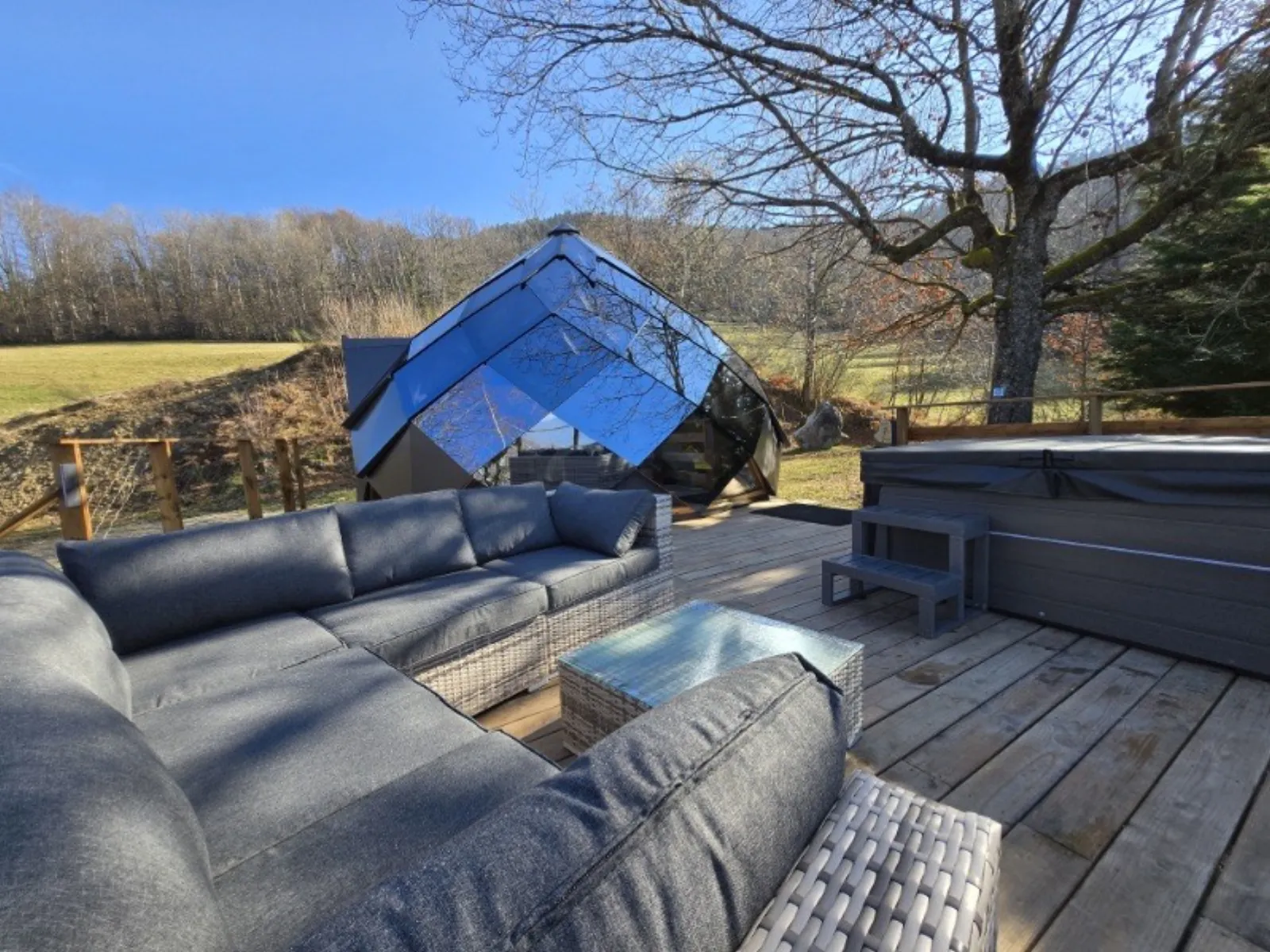 Zome jacuzzi et sauna privatif - cadre naturel Isère
