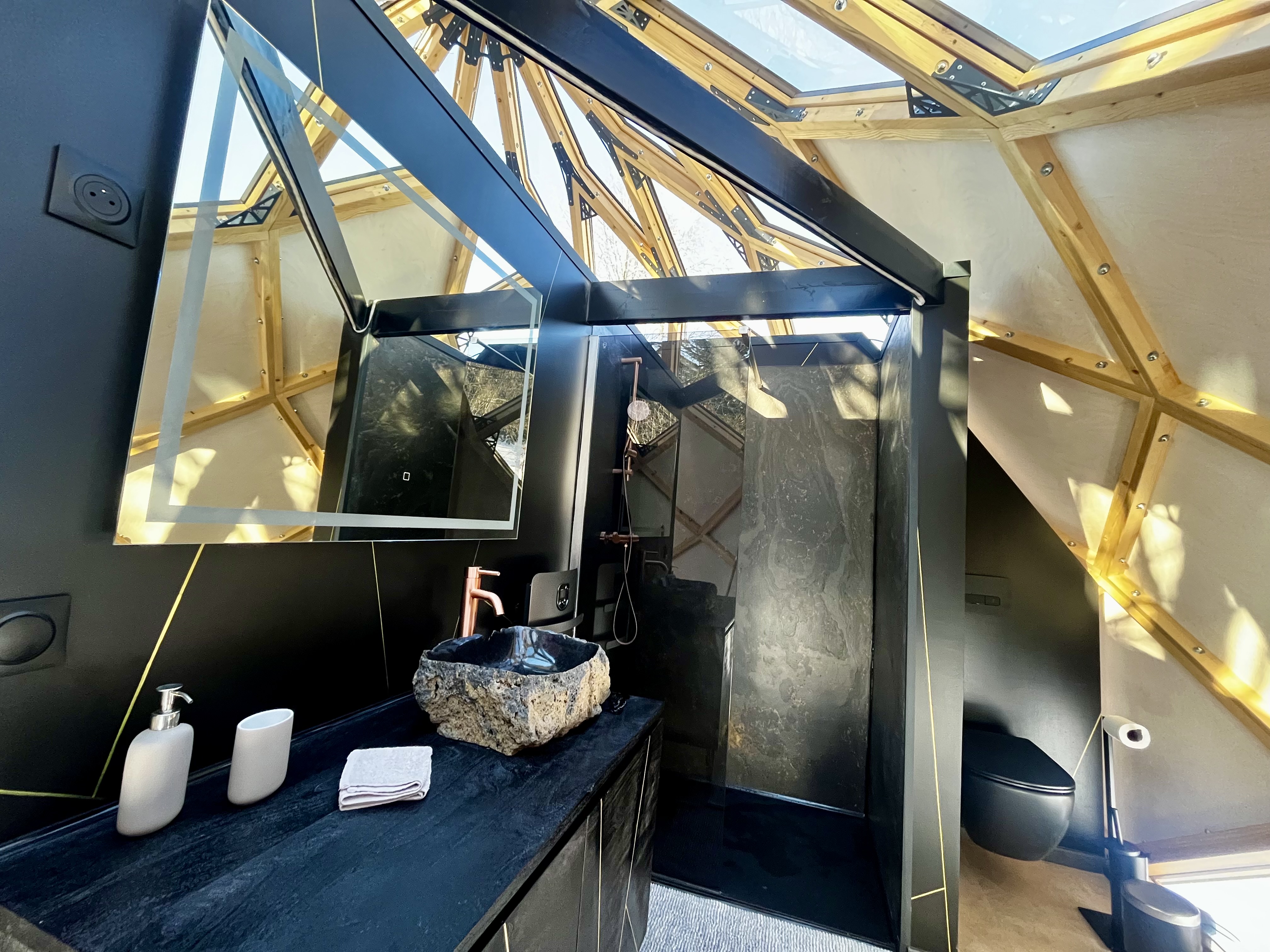 Zome jacuzzi et sauna privatif – photo 10 sur 15