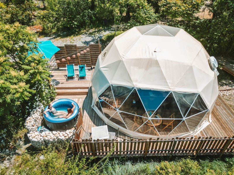 Bulle Insolite et SPA Premium Harmonie : Dôme en Rhône-Alpes (Auvergne-Rhône-Alpes) – vue extérieure