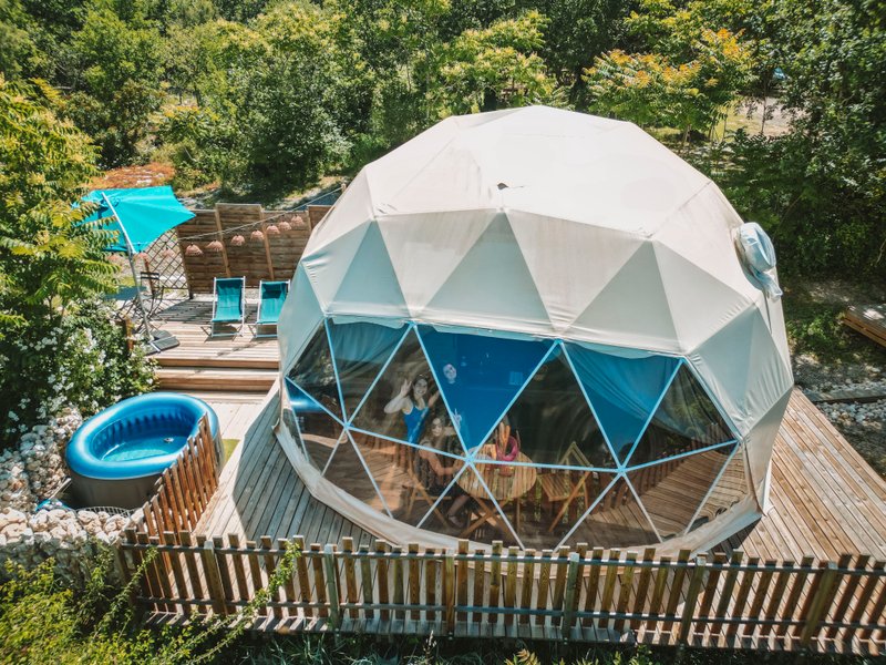 Bulle Insolite et SPA Premium Sérénité : Dôme en Rhône-Alpes (Auvergne-Rhône-Alpes) – vue extérieure