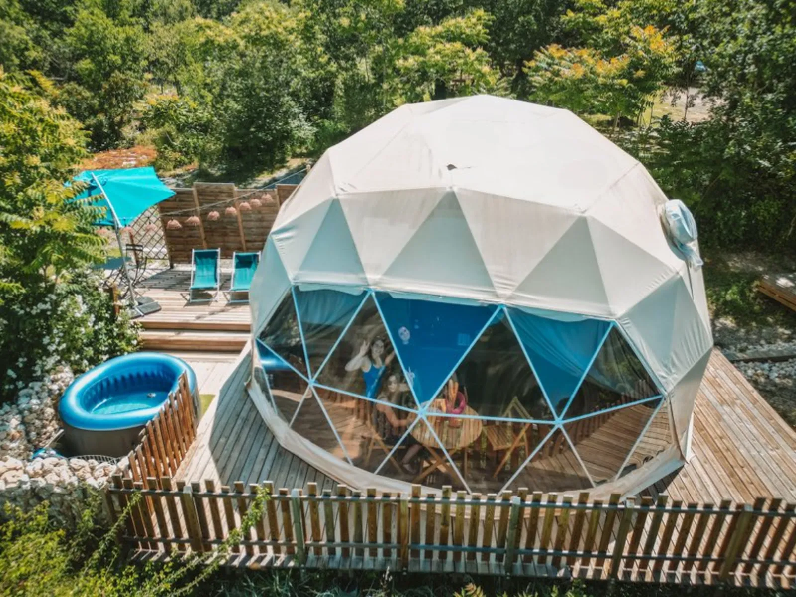 Bulle Insolite et SPA Premium Sérénité : Dôme en Rhône-Alpes (Auvergne-Rhône-Alpes) - vue extérieure