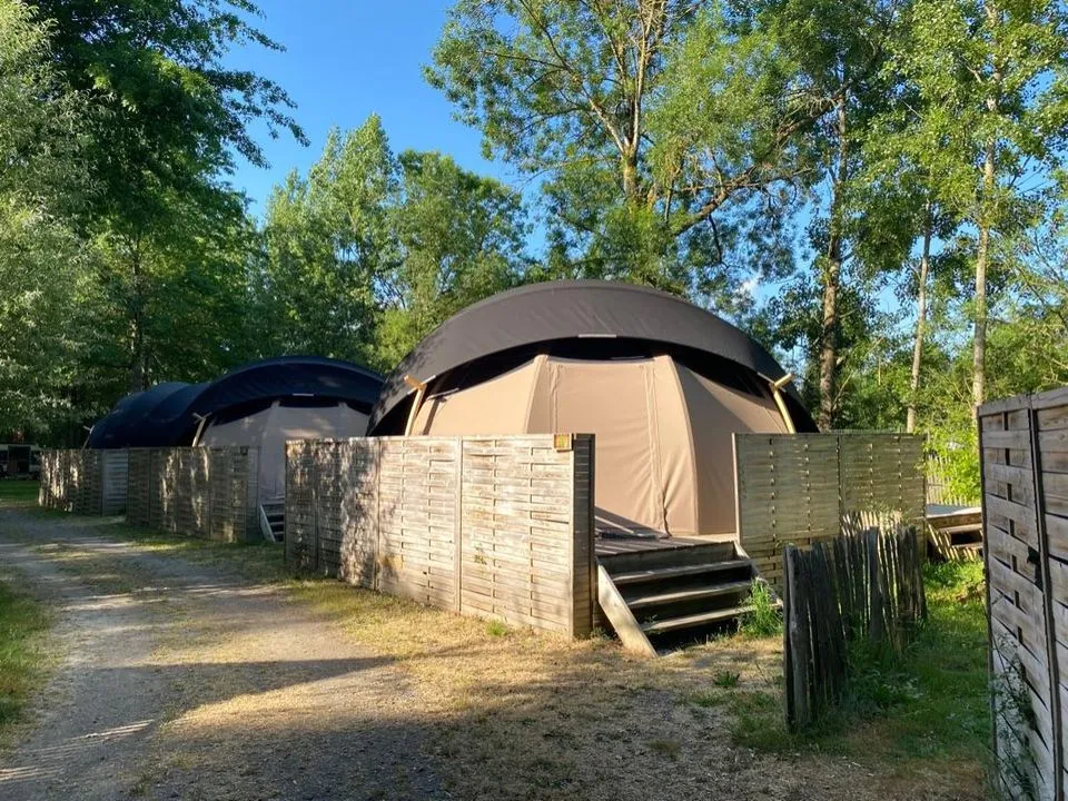 Bulle transparente des Rives de Grand Lieu - dôme pour 8 en camping (Saint-Philbert-de-Grand-Lieu, Loire-Atlantique) - vue extérieure