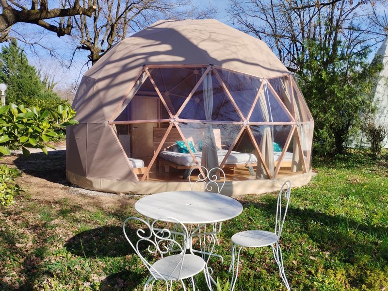 Dôme étoilé familial : Dôme en Rhône-Alpes (Auvergne-Rhône-Alpes) – vue extérieure