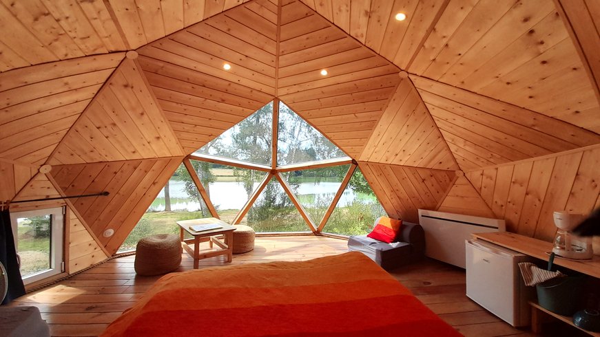 Dôme perché au bord du lac : Dôme en Auvergne (Auvergne-Rhône-Alpes) – cadre naturel Puy-de-Dôme