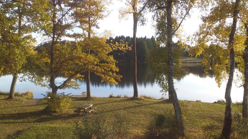 Dôme perché au bord du lac : Dôme en Auvergne (Auvergne-Rhône-Alpes) – photo 6 sur 13