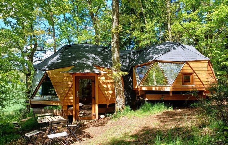 Double Dôme au bord d'un lac : Dôme en Auvergne (Auvergne-Rhône-Alpes) – dôme à Condat-En-Combraille, Puy-de-Dôme