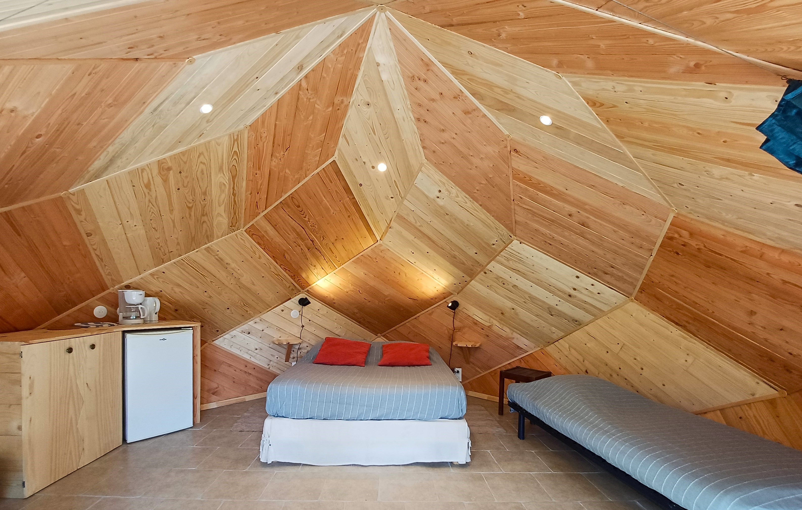 Cabane 'Noisette' au bord d'un lac – cadre naturel Puy-de-Dôme