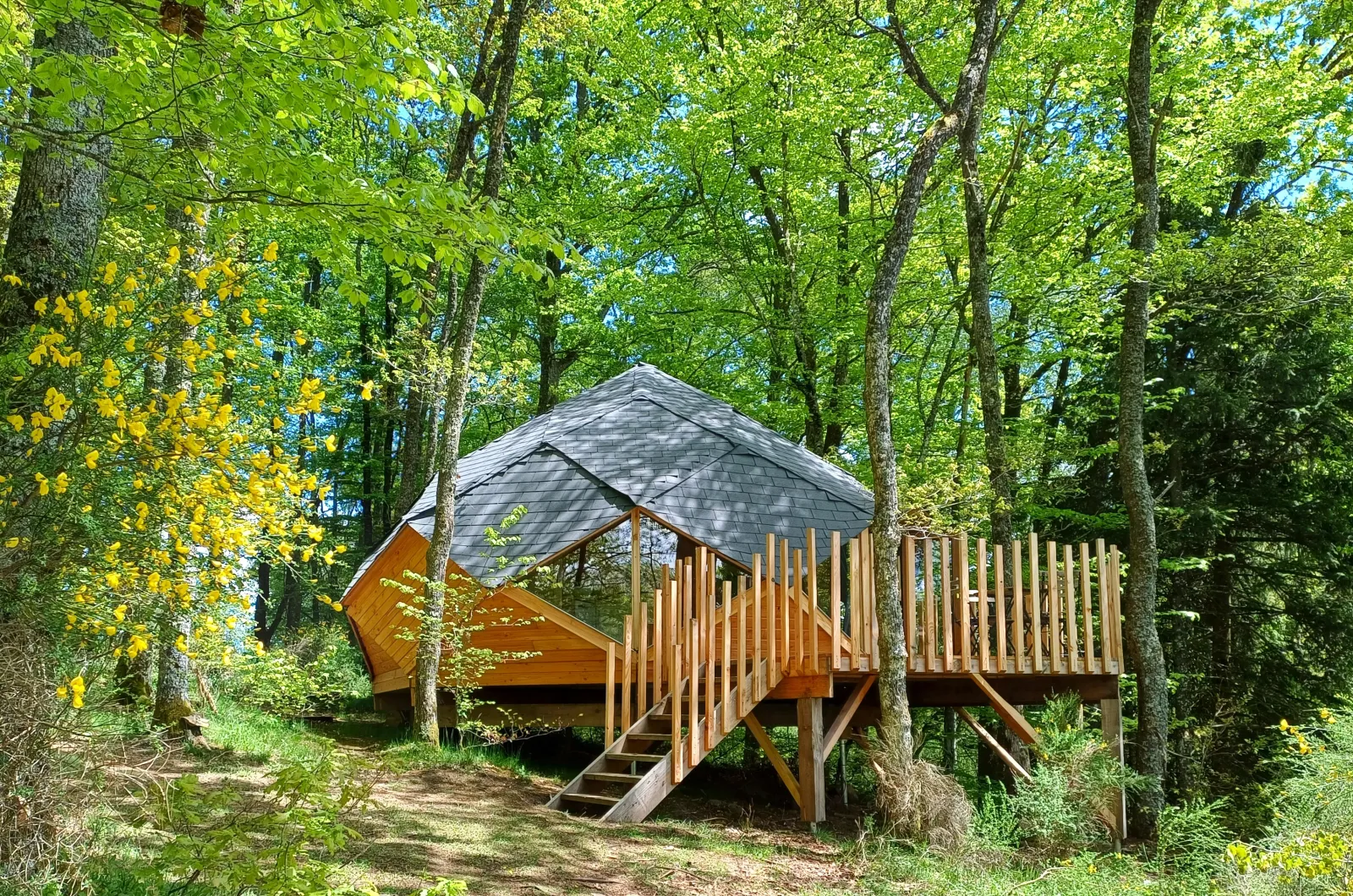 Cabane 'Pollimage' au bord d'un lac - vue extérieure