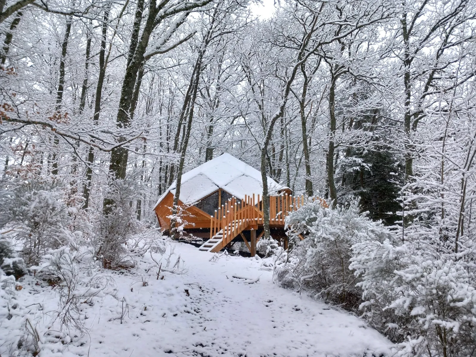 Cabane 'Pollimage' au bord d'un lac - cadre naturel Puy-de-Dôme