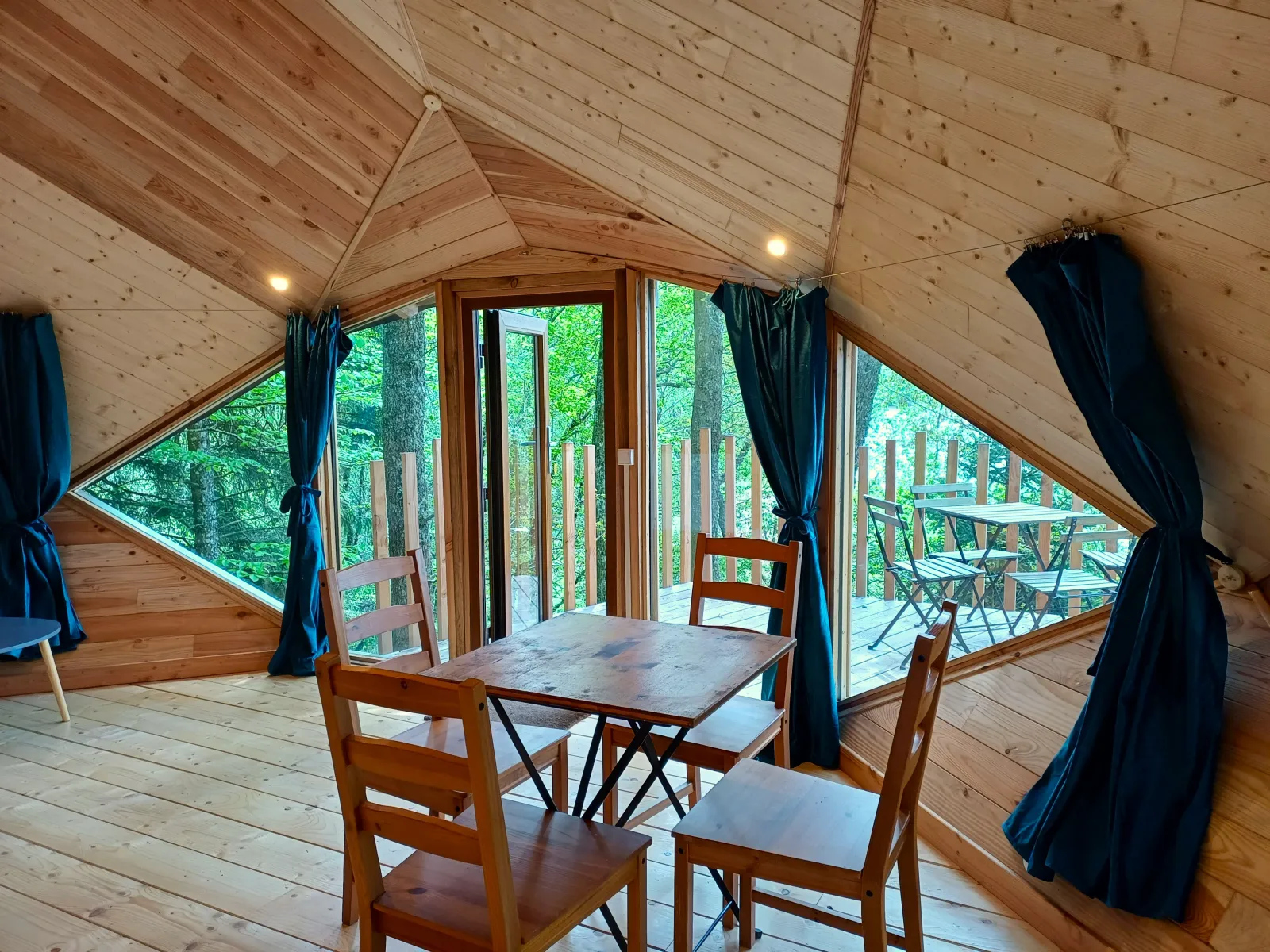 Cabane 'Pollimage' au bord d'un lac - photo 7 sur 13
