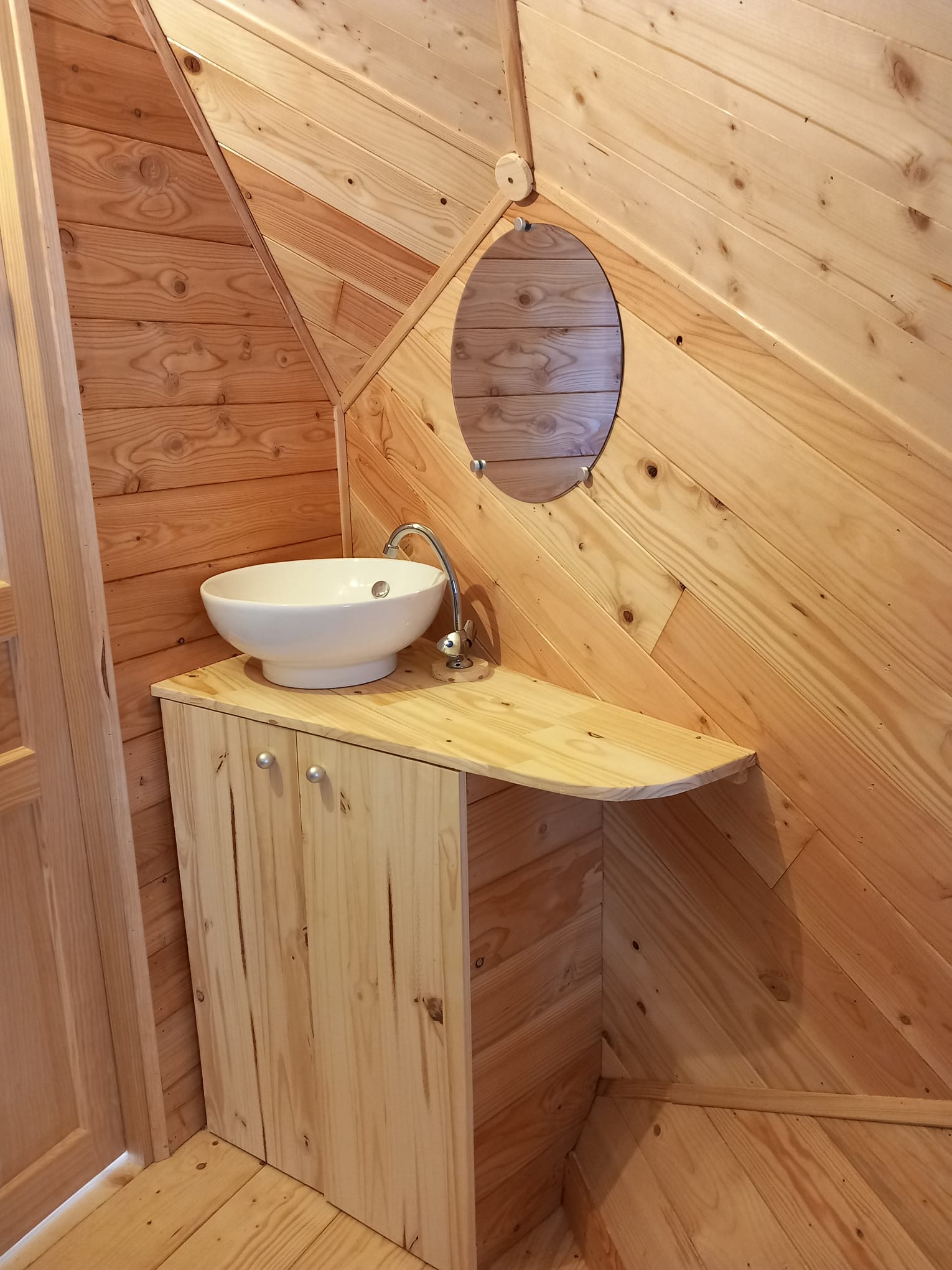 Cabane 'Pollimage' au bord d'un lac – photo 10 sur 13