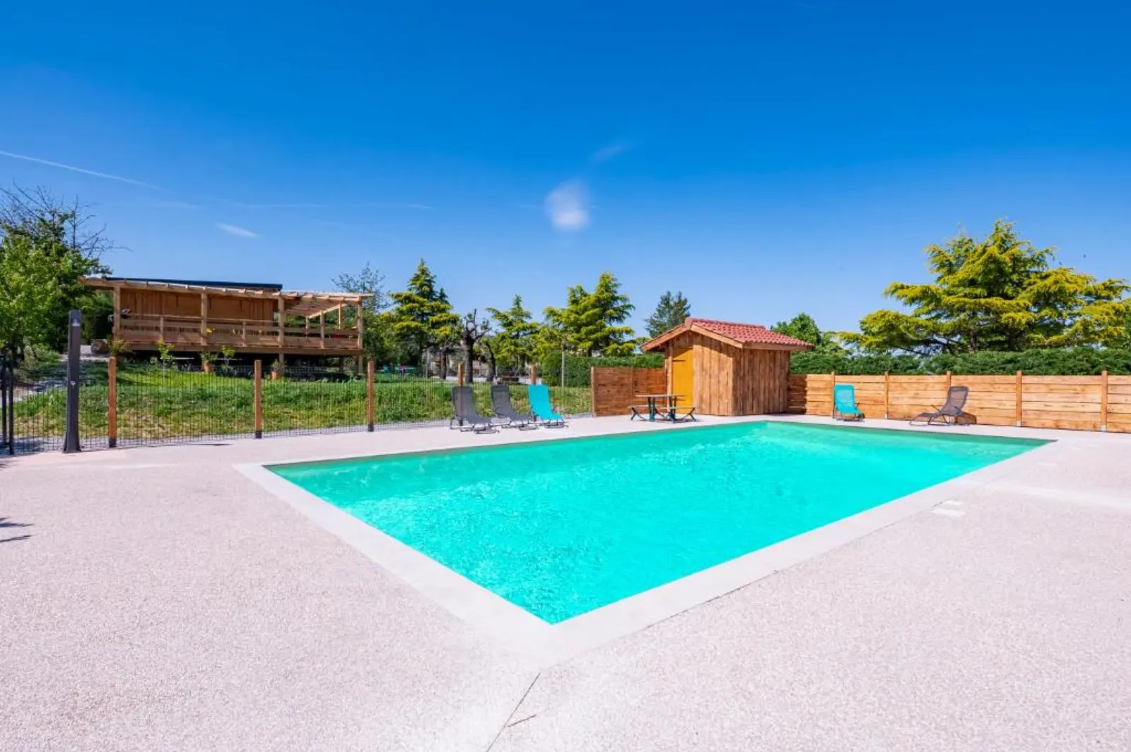 Dôme insolite du Pilat - vue montagne et piscine (Saint-Appolinard, Loire) - cadre naturel Loire