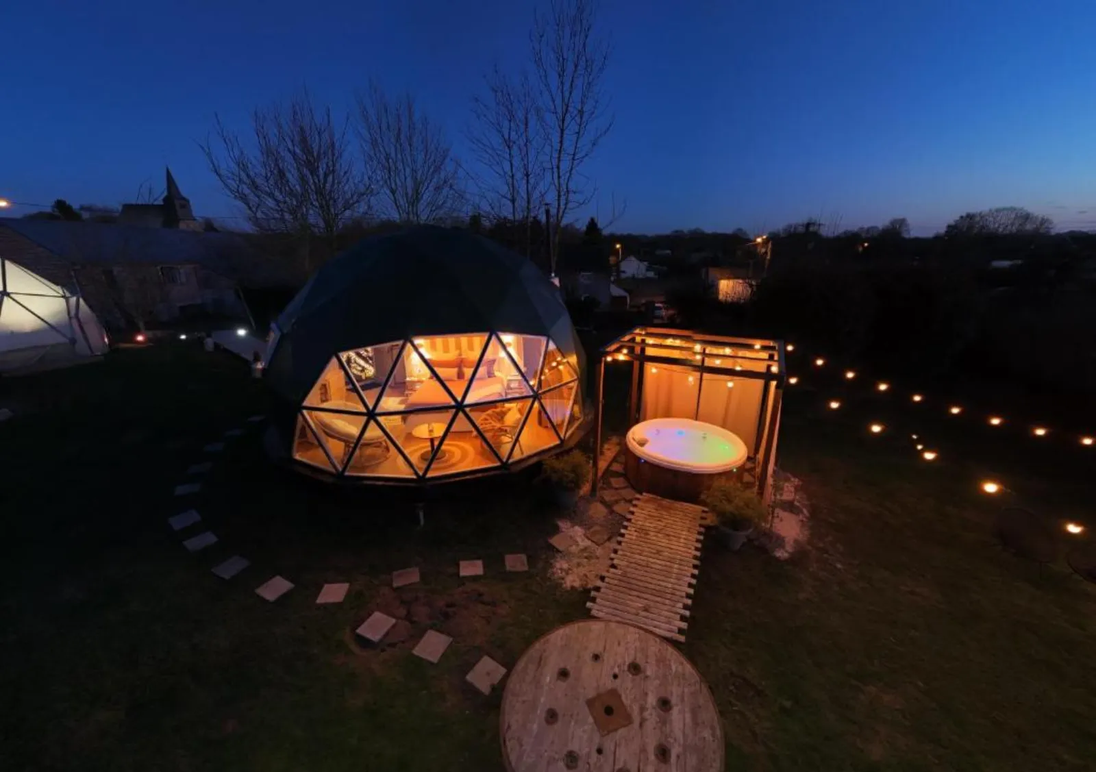 Dôme Saint-Eloi - dôme de 30 m² avec jacuzzi dans l'Avesnois (Floursies, Nord) - vue extérieure