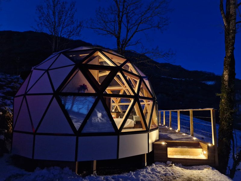 Bulle de neige et nature & spa : Dôme en Auvergne (Auvergne-Rhône-Alpes) – vue extérieure