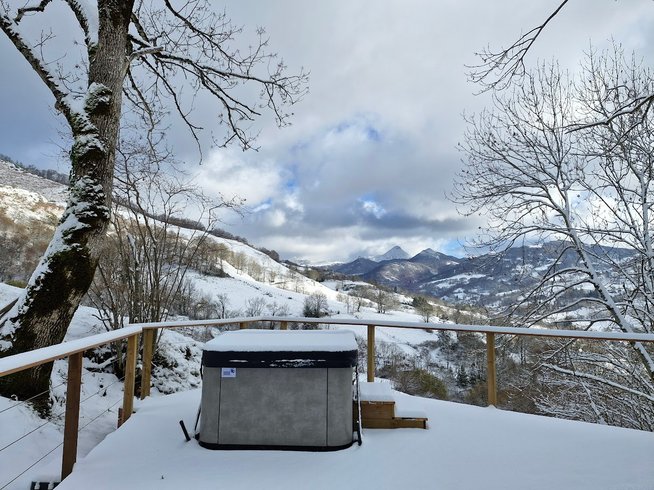Bulle de neige et nature & spa : Dôme en Auvergne (Auvergne-Rhône-Alpes) – cadre naturel Cantal