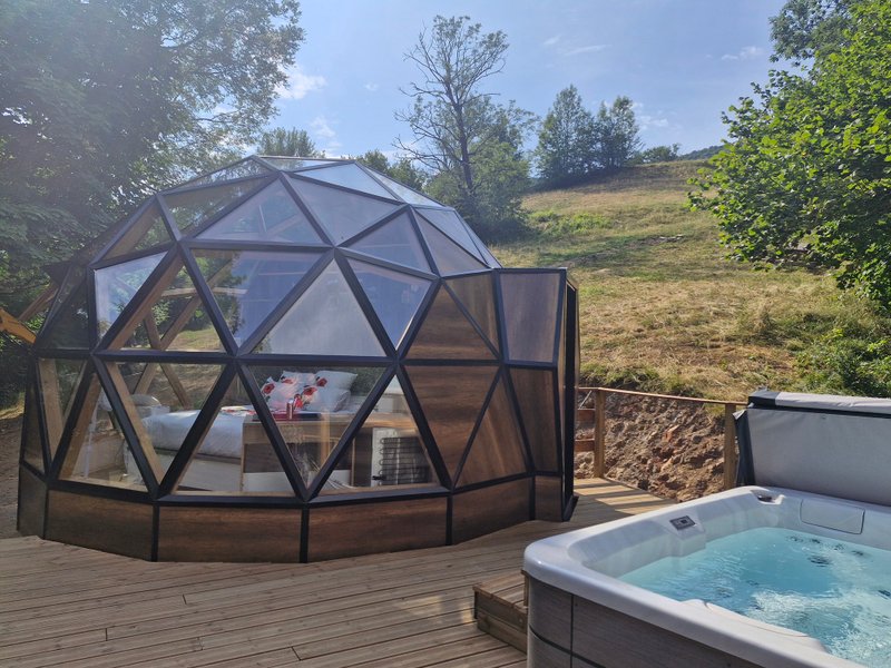 Bulle de Printemps & Spa : Dôme en Auvergne (Auvergne-Rhône-Alpes) – vue extérieure