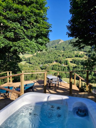 Bulle de Printemps & Spa : Dôme en Auvergne (Auvergne-Rhône-Alpes) – cadre naturel Cantal