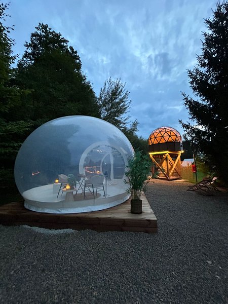 Dôme lunaire d'Oriana & Son bain nordique : Dôme en Franche-Comté (Bourgogne-Franche-Comté) – vue extérieure