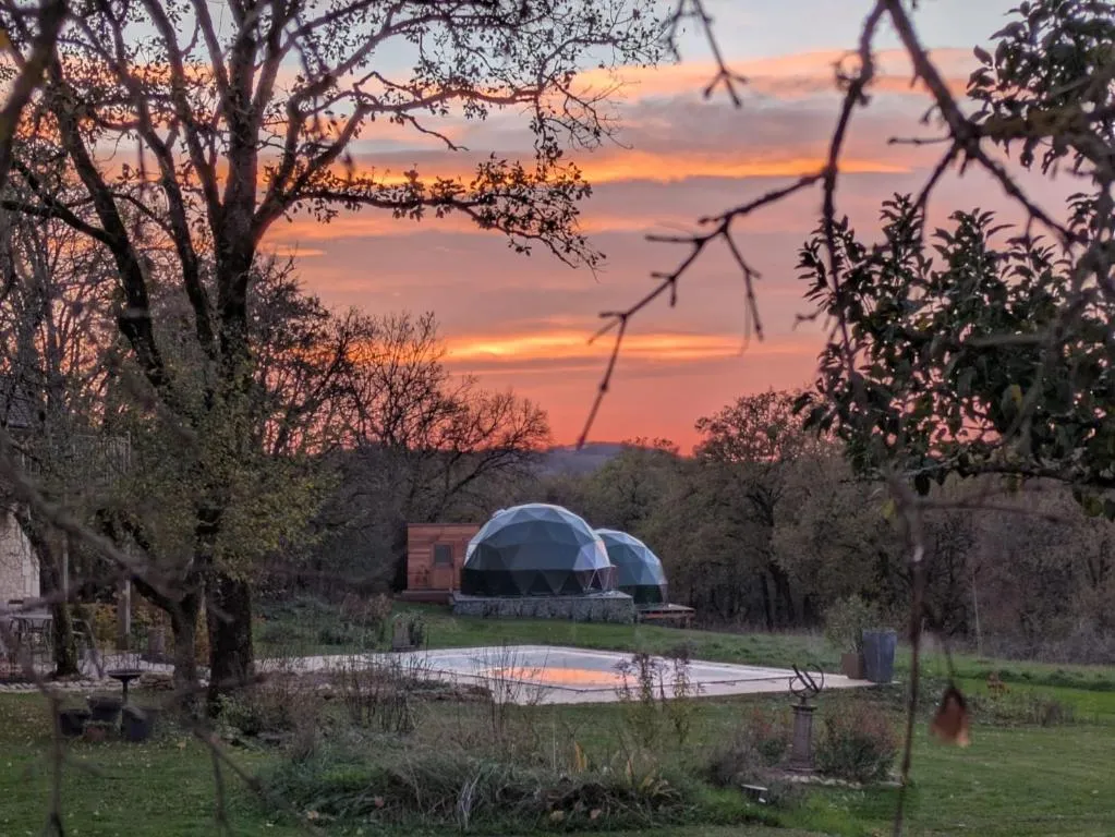 Glamping Dôme Benzène - Dôme avec piscine sur le causse du Quercy (Cœur de Causse, Lot) - vue extérieure