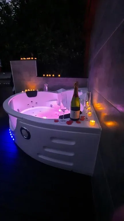 La Bulle Armou - Bulle avec jacuzzi et sauna au nord de Pau (Saint-Armou, Pyrénées-Atlantiques) - vue extérieure