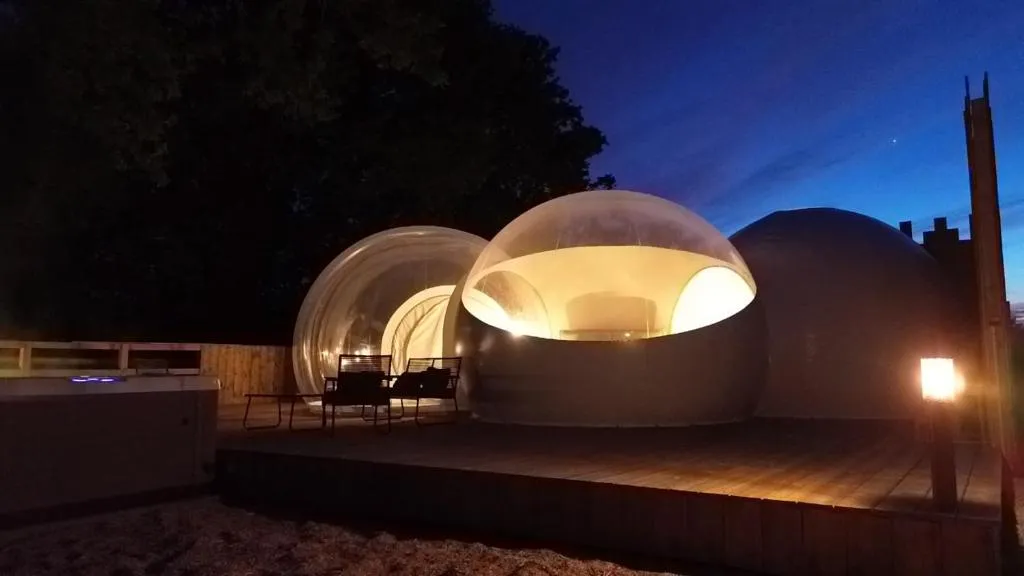 La Bulle des Brosses étoilées - Bulles avec bain à remous pour quatre (Igé, Orne) - vue extérieure
