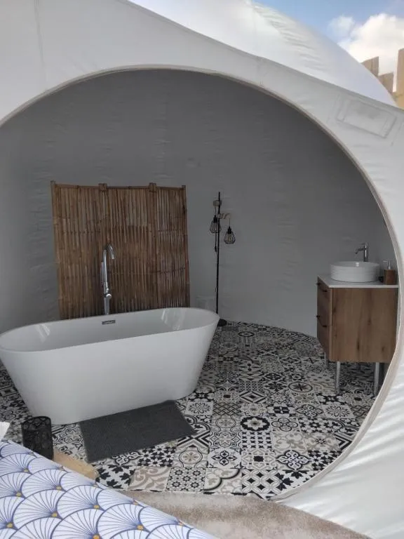 La Bulle des Brosses étoilées - Bulles avec bain à remous pour quatre (Igé, Orne) - photo 7 sur 10