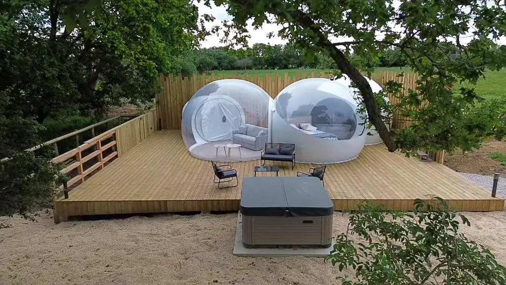 La Bulle des Brosses étoilées - Bulles avec bain à remous pour quatre (Igé, Orne) - photo 9 sur 10