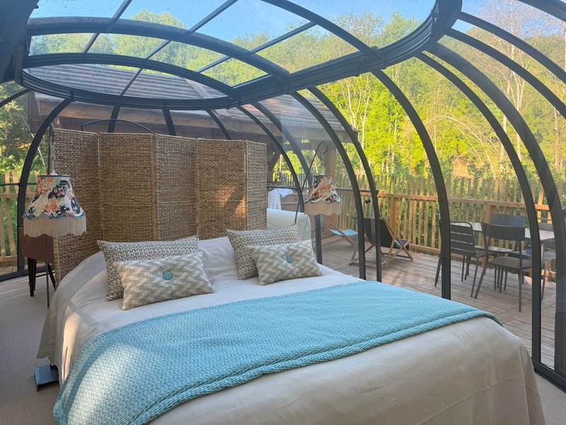 Grand dôme perché Spa - Geai des chênes : Dôme en Bourgogne (Bourgogne-Franche-Comté) – vue extérieure