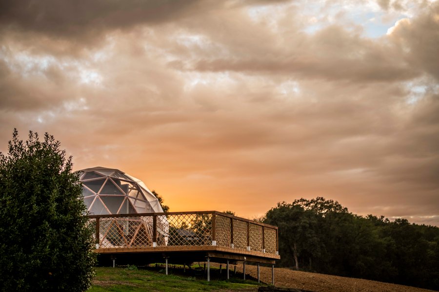 La butte et son bain nordique : Dôme en Midi-Pyrénées (Occitanie) – vue extérieure