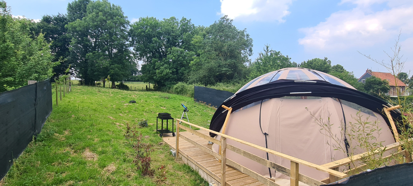La sphère étoilée avec jacuzzi sous les étoiles – vue extérieure