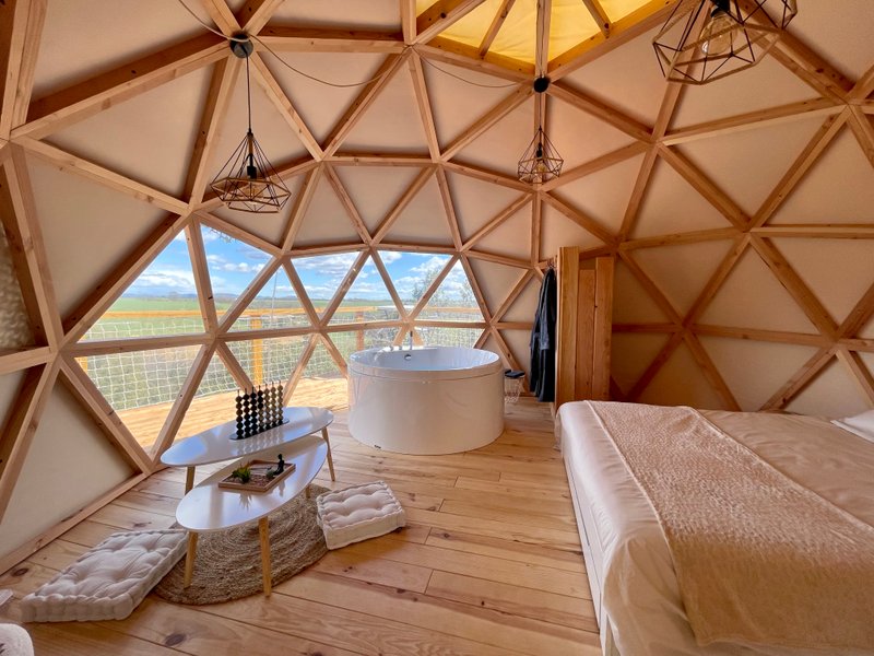 Lavan'dôme & baignoire balnéo : Dôme en Provence-Alpes-Côte d'Azur – vue extérieure