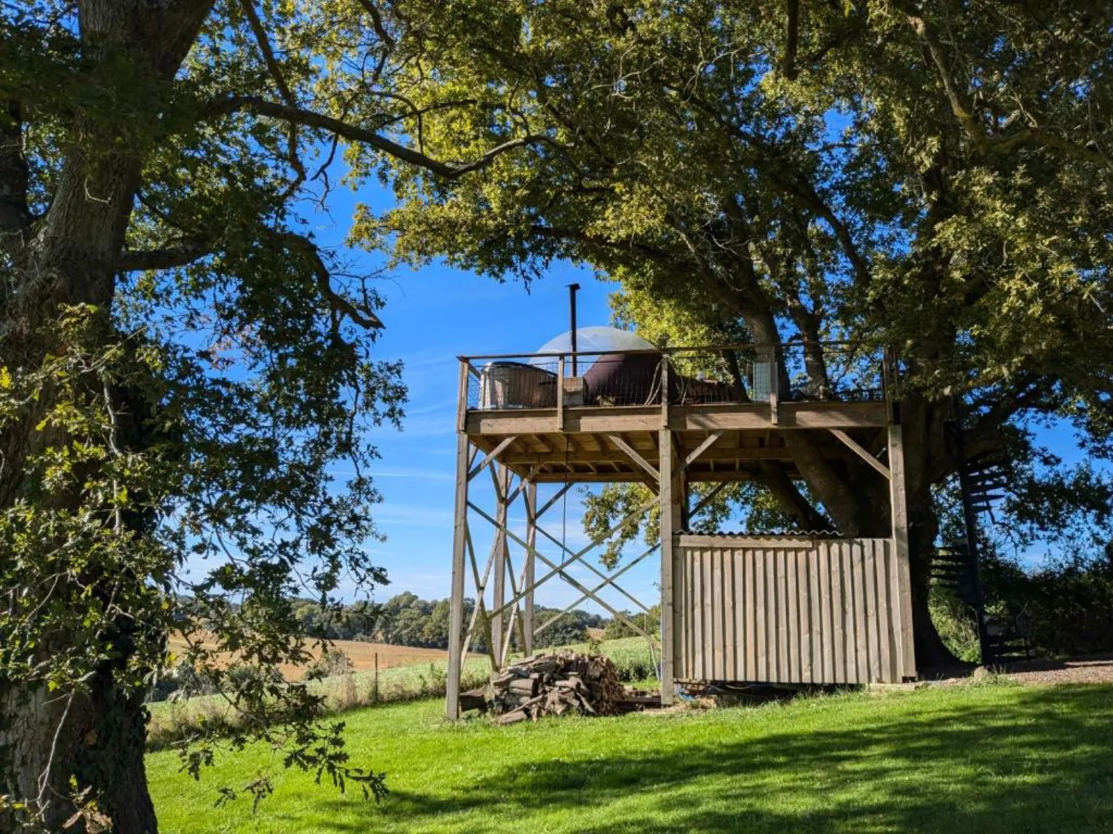 Les bulles perchées de Lartigue - bulles dans les arbres avec balnéo (Margouët-Meymès, Gers) - vue extérieure