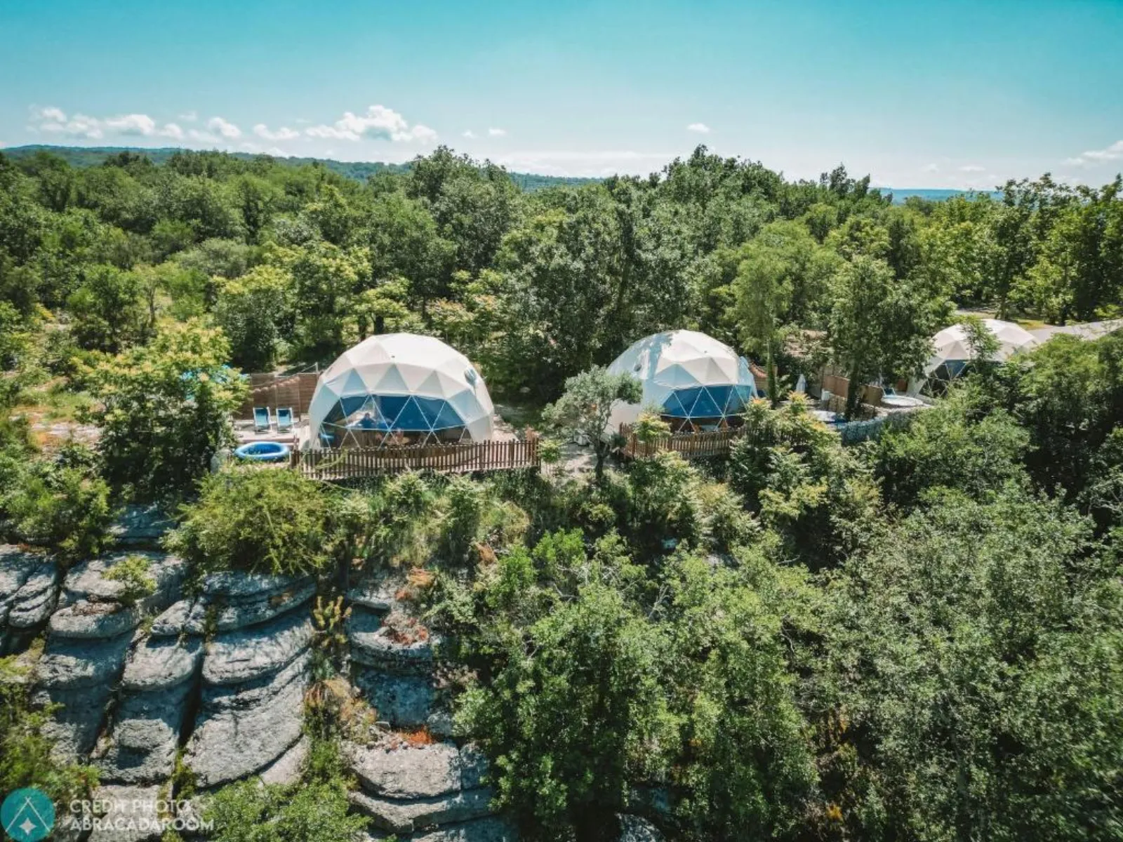 Les Dômes des Gorges - dôme de 40 m² climatisé près de Vallon-Pont-d'Arc (Ruoms, Ardèche) - vue extérieure