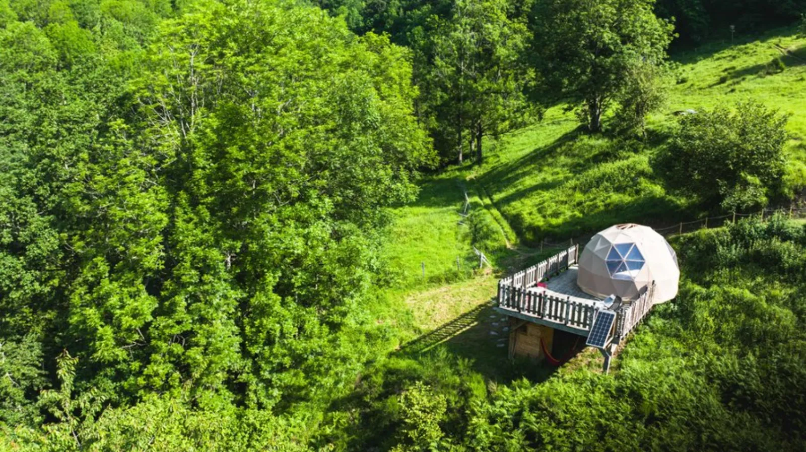 Dôme de la Hount de l'Insolite des Pyrénées : Dôme en Midi-Pyrénées (Occitanie) - vue extérieure