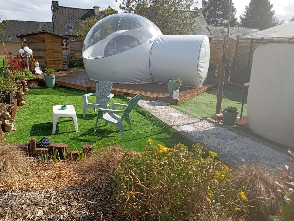 Hé Ma Bulle - Bulle transparente avec bain à remous près de Combourg (Pleugueneuc, Ille-et-Vilaine) - vue extérieure