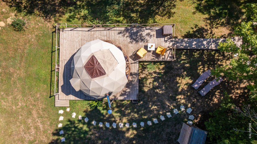 Le Petit Dôme et son bain nordique : Dôme en Rhône-Alpes (Auvergne-Rhône-Alpes) – vue extérieure