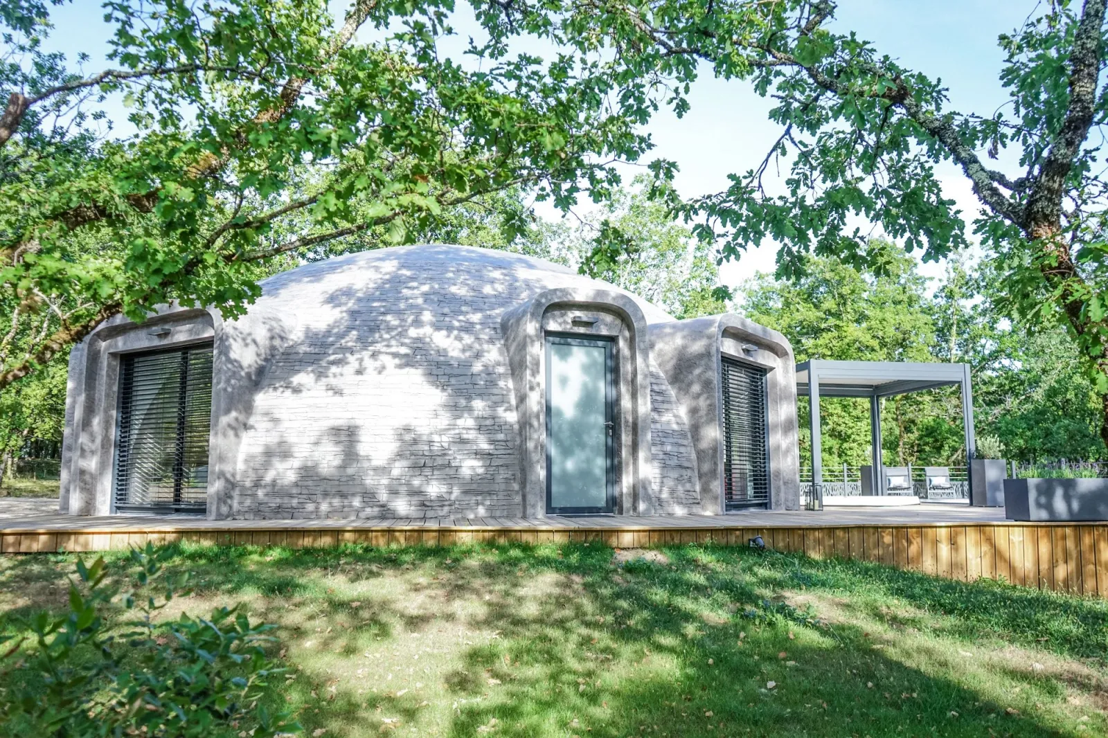 Game of Dome - maison dôme de luxe avec piscine chauffée et spa (Chartrier-Ferrière, Corrèze) - vue extérieure