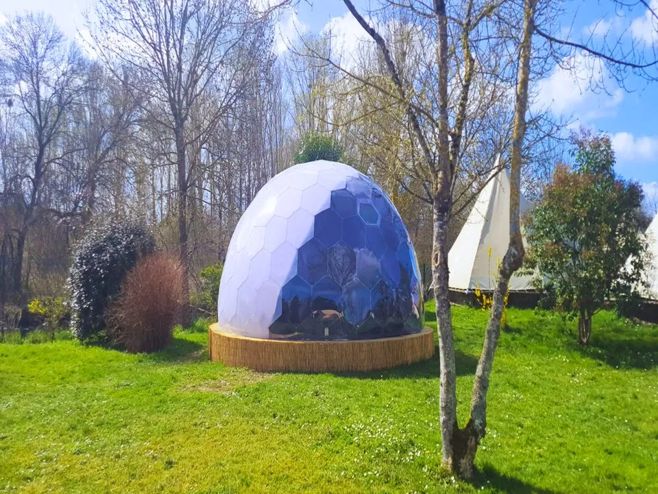 Dôme Igloo Glamping du Val de Braye - Dôme pour deux en camping resort (Bessé-sur-Braye, Sarthe) - vue extérieure