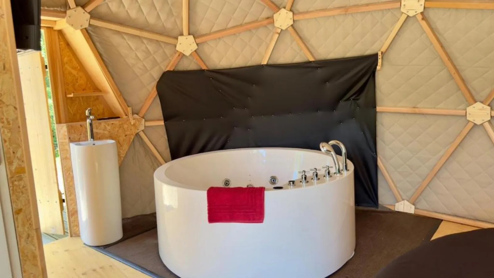 Tiny Dôme & Balnéothérapie - dôme climatisé avec jacuzzi (L'Escarène, Alpes-Maritimes) - photo 7 sur 7